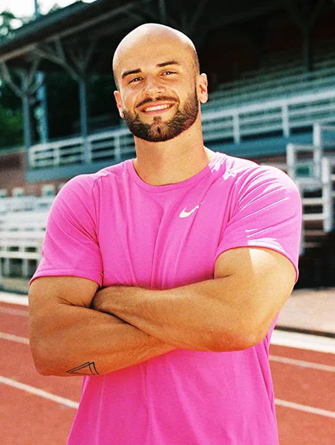 Speerwerfer Julian Weber im rosa Trikot, mit weißer Kappe hält den Speer vor seinem Gesicht bereit zum Abwurf (Foto)